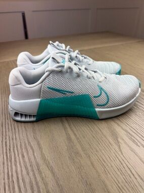 Nike Metcon 9. Women’s size 7.5. Pretty colorway. Brand new (no box)